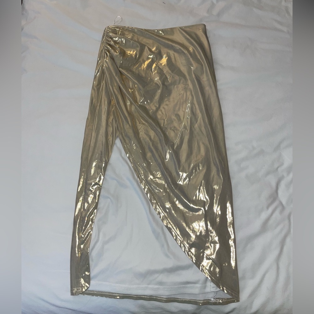 Super down midi skirt with slit!